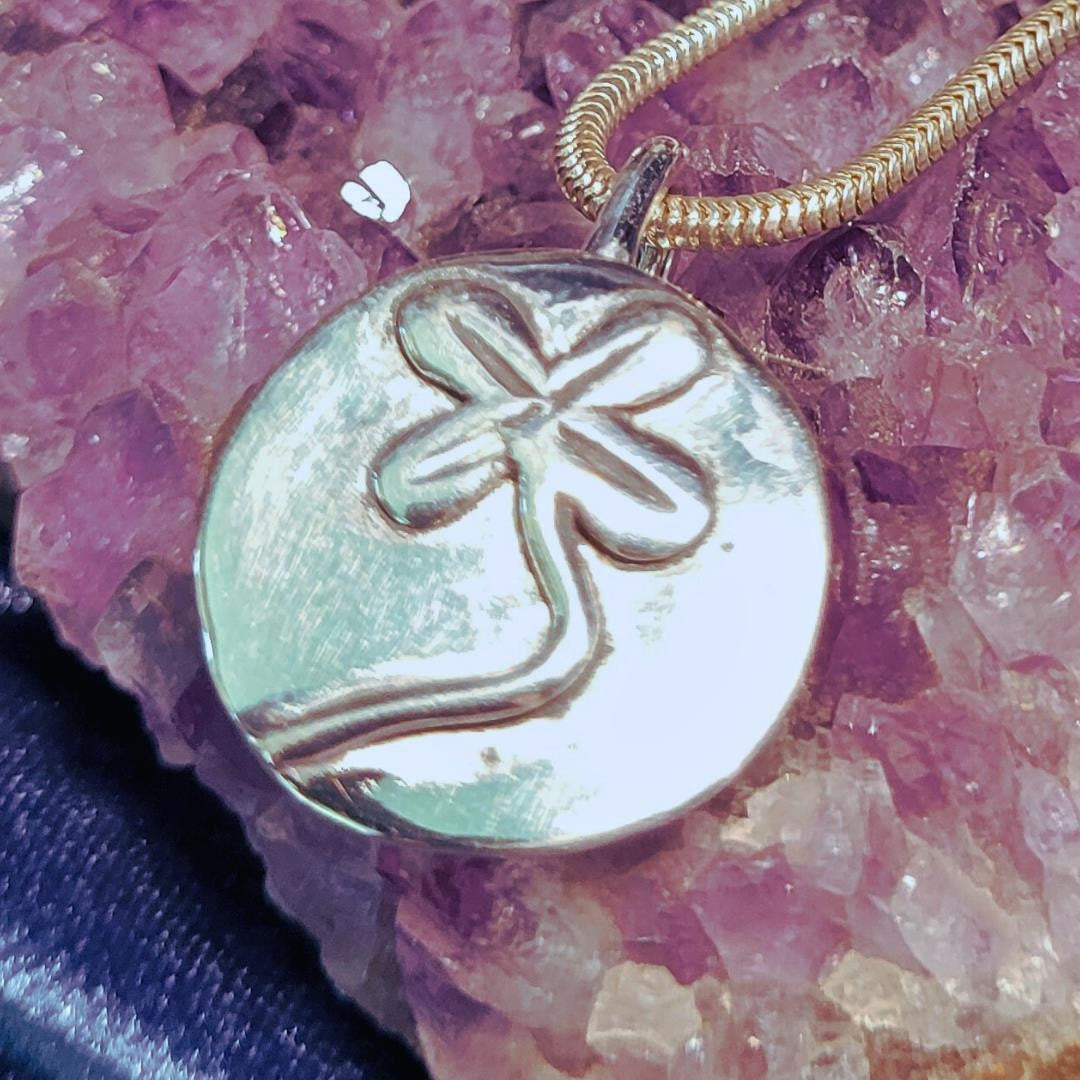 Four-Leaf Clover Pendant - Magnet for Money, Luck & Bright Blessings